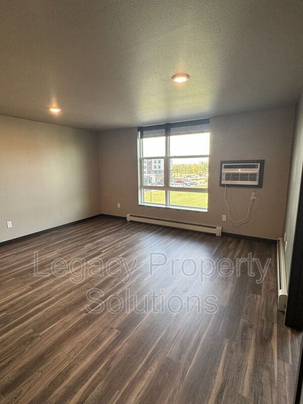 Building Photo - 220 E Greenfield Ln