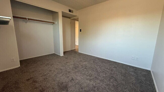 Building Photo - Beautiful Updated Kitchen ,  Large Backyar...