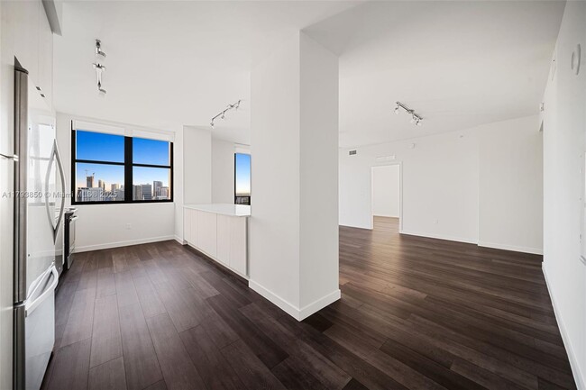 Building Photo - 555 NE 8th St