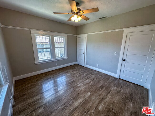 Building Photo - 1554 W 46th St