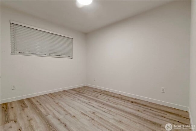 Building Photo - Lower Kennydale 3 bed/2 bath Rambler!