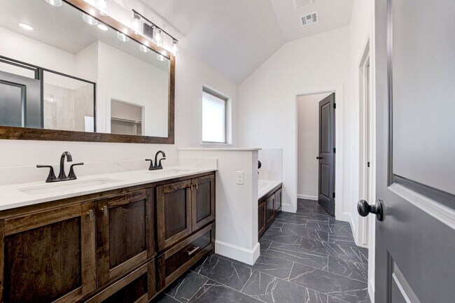 Building Photo - Brand New Home In Mustang!