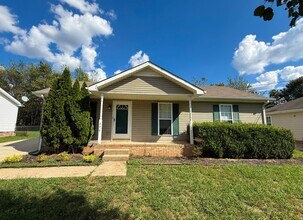 Building Photo - 3 Bedroom 2 Bathroom Home!