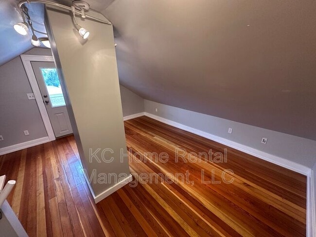 Building Photo - 1217 W 47th St