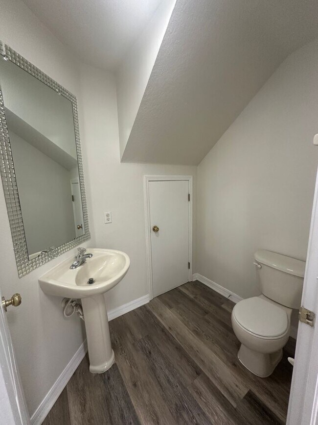 Building Photo - 214 Drawbridge Ln