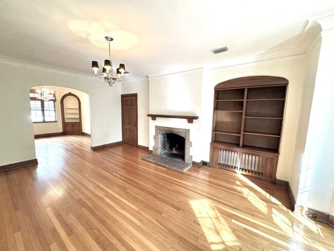 Building Photo - 3319 Pine St