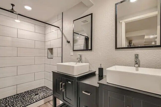 Building Photo - $0 DEPOSIT OPTION. STUNNING 3BED/2BATH DUPLEX IN BERKELEY NEIGHBORHOOD