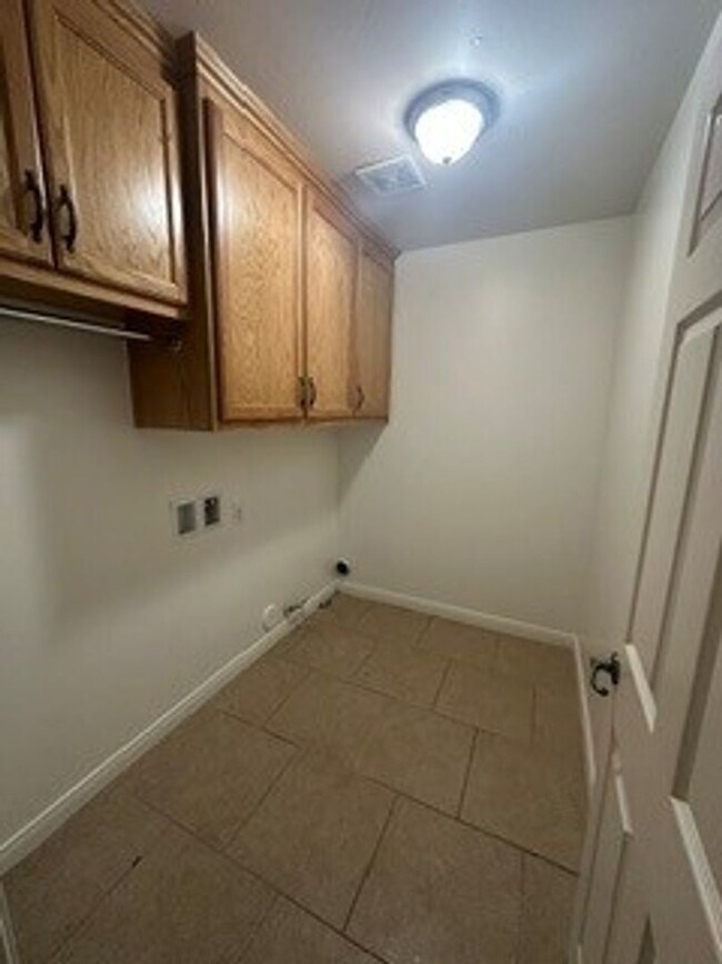 Building Photo - Must-see home located in the Northwest, SOLAR!!