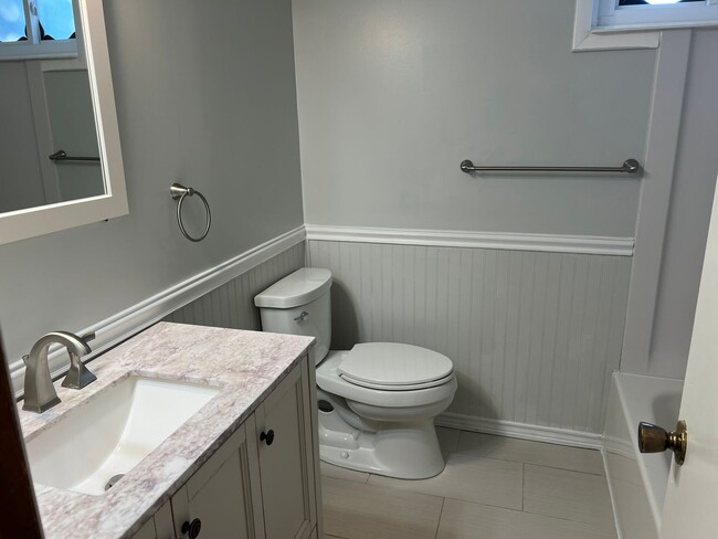 Building Photo - Commuters Dream!  Renovated Home Close to ...