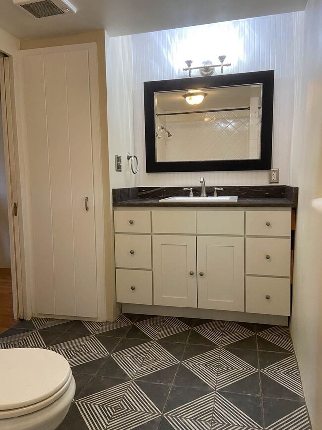 Building Photo - ABSOLUTELY DARLING 2 Bedroom  1 Bath DOWNT...