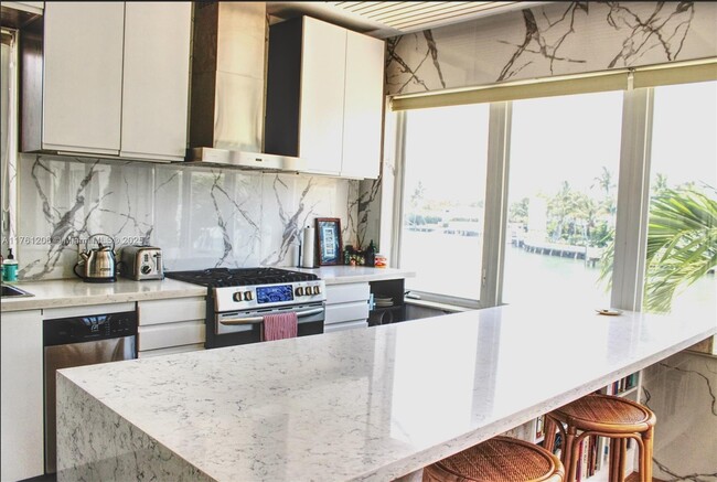 Building Photo - 4710 Pine Tree Dr