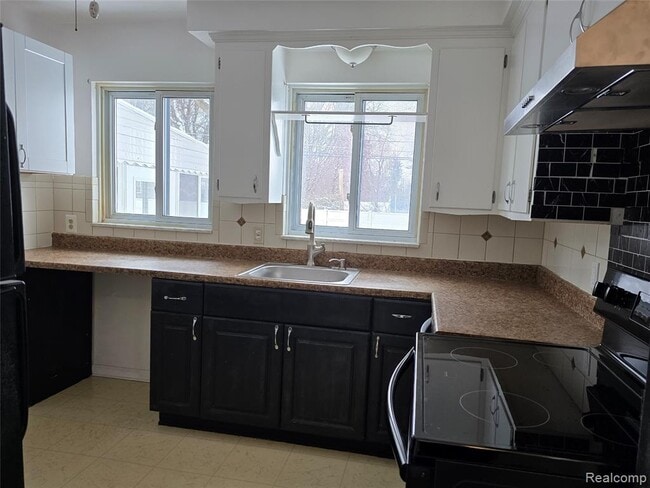 Building Photo - 27231 Five Mile Rd