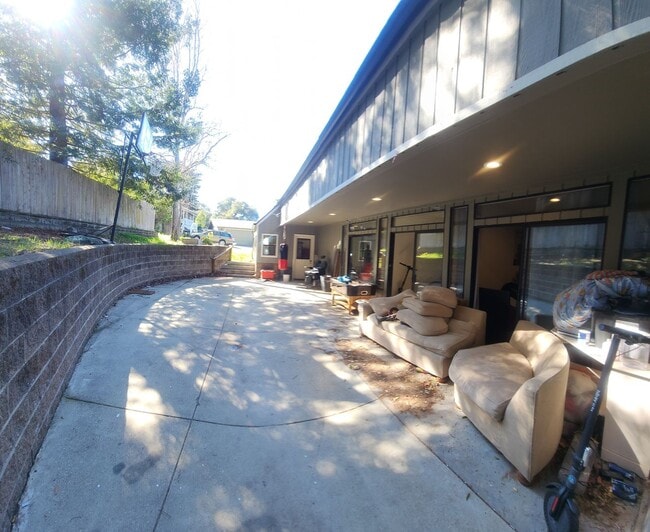 Building Photo - Bigger than average home in SLO! Lots of space!