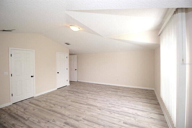 Building Photo - 60 Raintree Cir