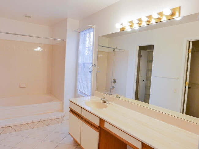 Building Photo - 1428 W Sapphire Dr