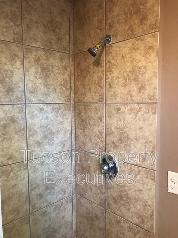 Building Photo - 232 W Flores St