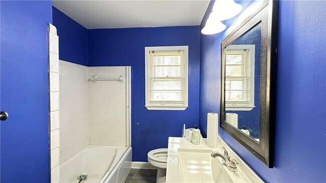 Building Photo - 364 Navarre Dr