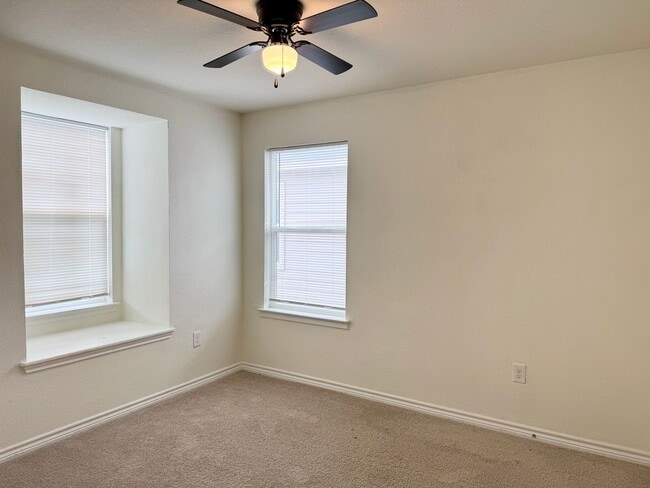 Building Photo - Loma Mesa 3 bedroom, 2.5 bath home ready for move-in!