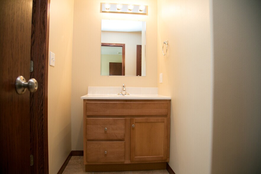 Second full bathroom - 6302 Pawnee Ln