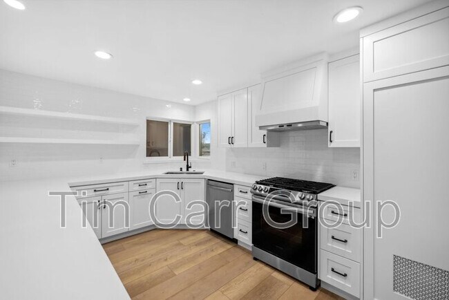 Building Photo - 526 Irvine Ave