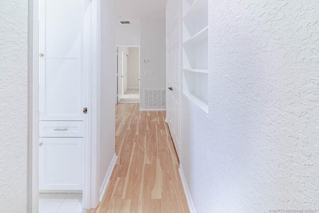 Building Photo - 356 SE Bloxham Way