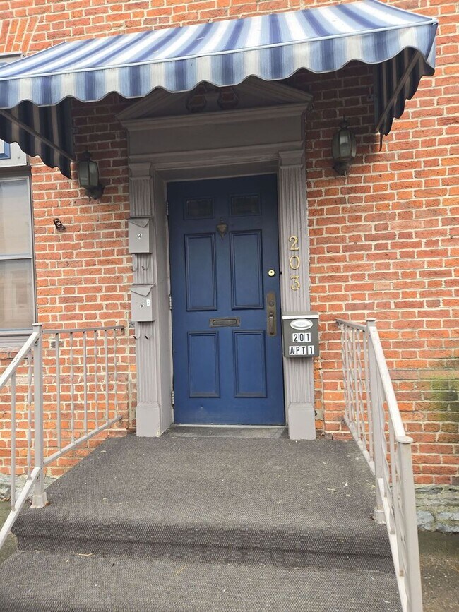 Building Photo - 203 Lincoln Way E