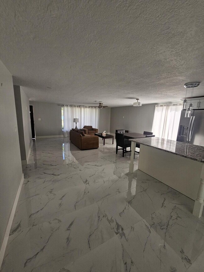 Building Photo - 2 bed, 2 bath waterfront retreat!