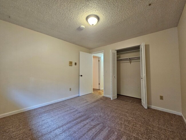 Building Photo - Spacious Condo on the South Hill
