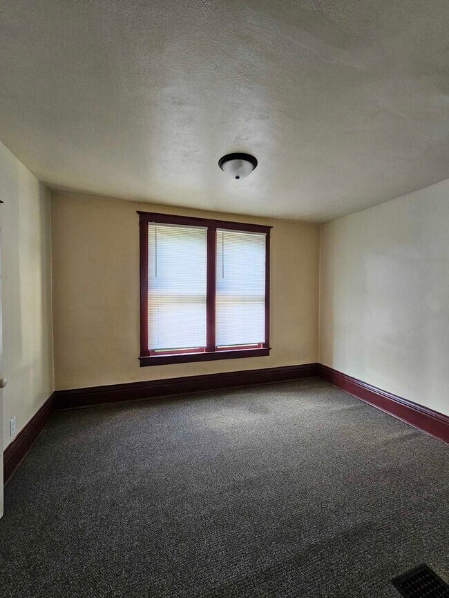 Building Photo - 812 E Cantrell St