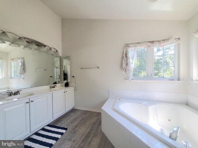 Building Photo - 20960 Capilano Ct