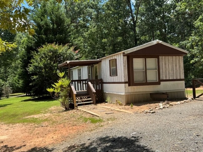 Building Photo - 2 bedrooms, 1 full bath located on a quiet lot. 1 story living with a great open floor plan. Very...