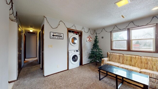 Building Photo - 3 bed duplex on Ontario