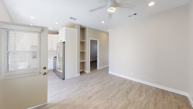 Building Photo - 4BD/2BA, Private Yard!