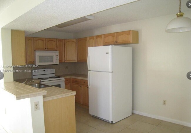 Building Photo - 250 Palm Cir W