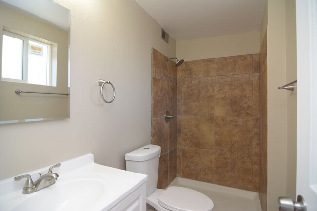 Building Photo - Remodeled 3 Bedroom 2 Bath House! South Tu...