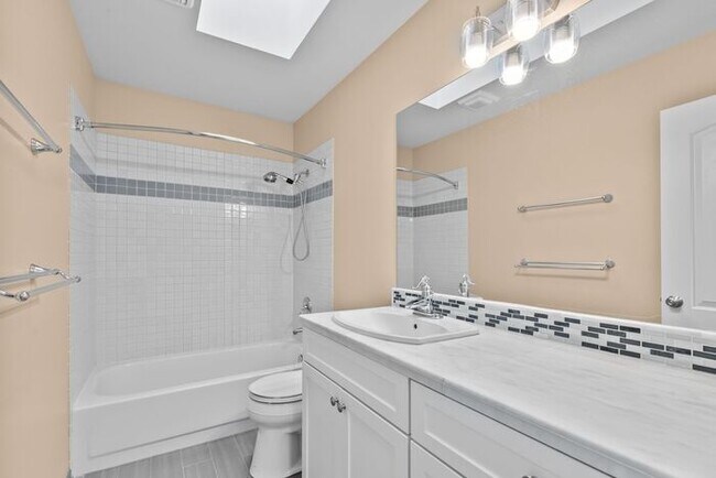 Building Photo - Air Conditioned Newcastle Beauty in Covete...
