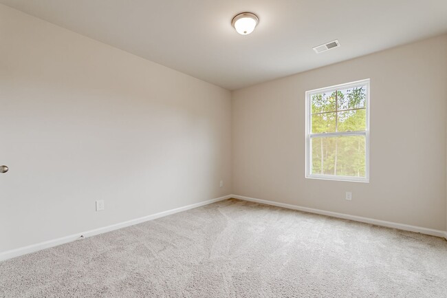 Building Photo - 5 bedroom Benjamin Floor Plan with a relax...
