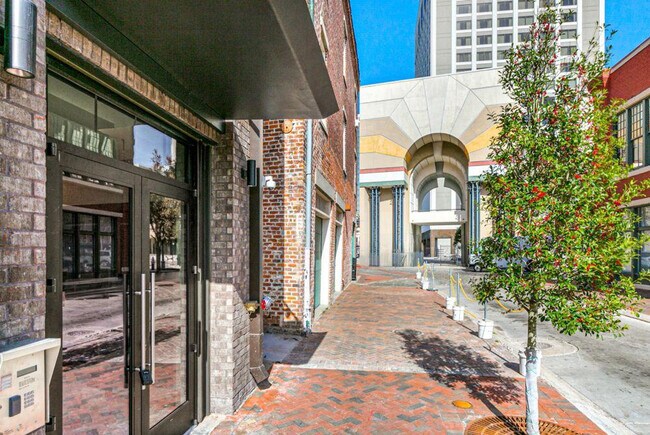 Building Photo - 611 Commerce St
