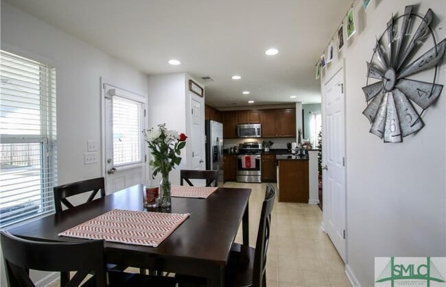 Building Photo - 426 Lions Den Dr