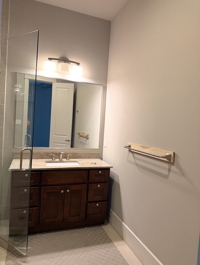 Building Photo - 905 W 15th 1/2 St