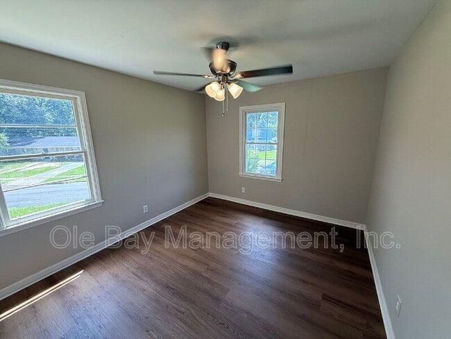 Building Photo - 253 Vanderbilt Dr