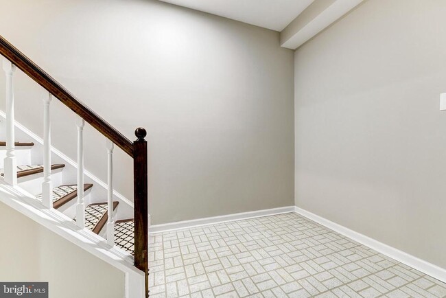 Building Photo - 5668 Ridge View Dr