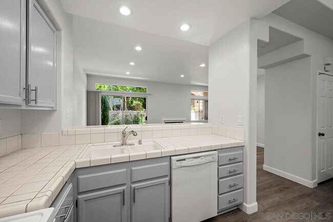 Building Photo - 7274 Shoreline Dr
