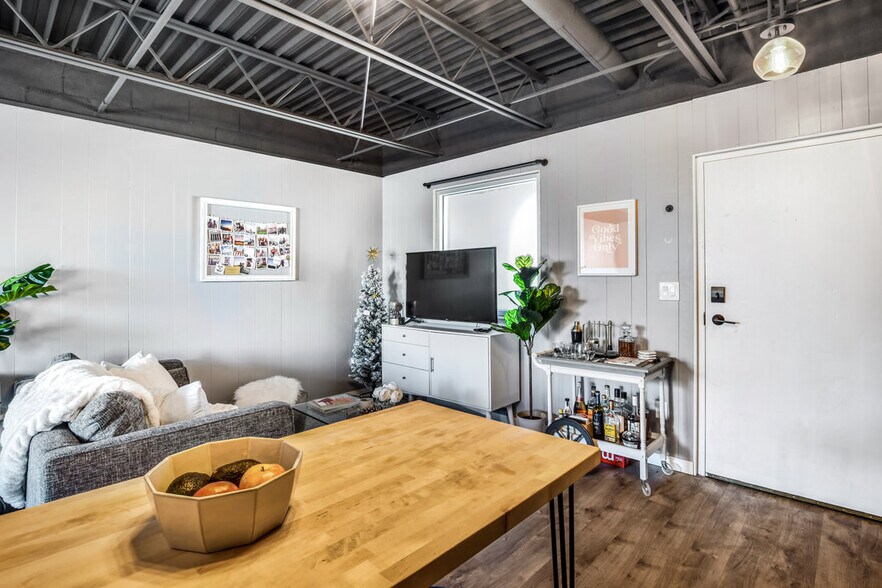 Building Photo - 2437 Atwood Ave