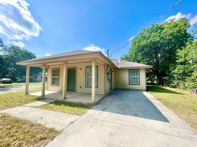Building Photo - *MOVE IN SPECIAL* Great Location! 3 Bedroom Home Near Shopping & Dining!