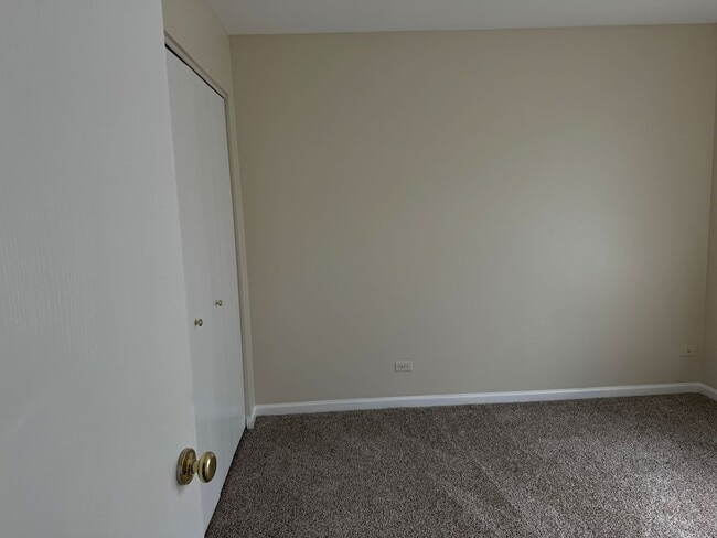 Building Photo - 2 St. 2BR 1.5Ba 1CGar Fenced yard in Cul-d...
