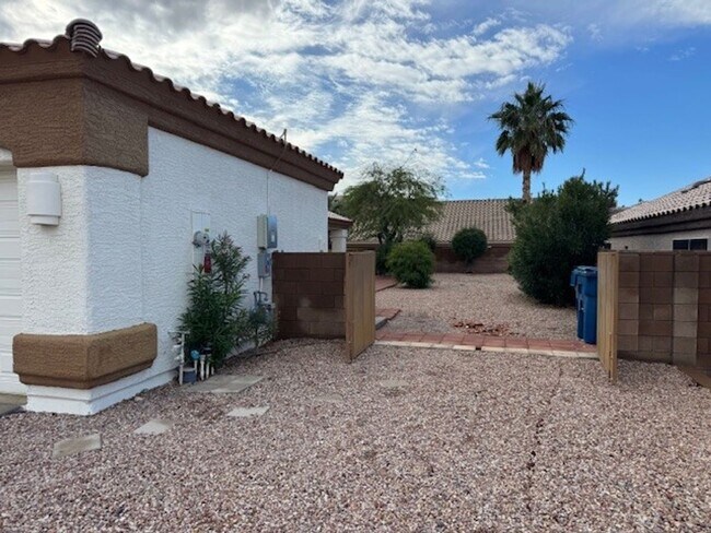 Building Photo - 3BR with SOLAR-NO Electric Bills! RV Gate & Parking, Bullhead Parkway