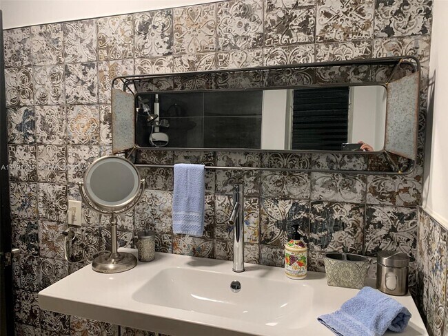 Building Photo - 6003 S Indian River Dr