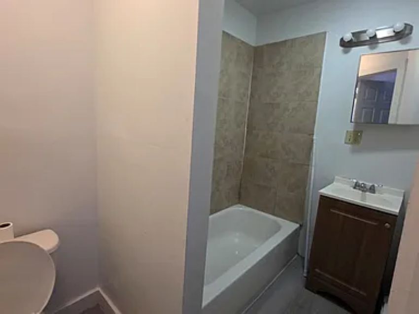 Building Photo - 171 Frank St