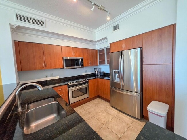 Building Photo - 806 E Windward Way